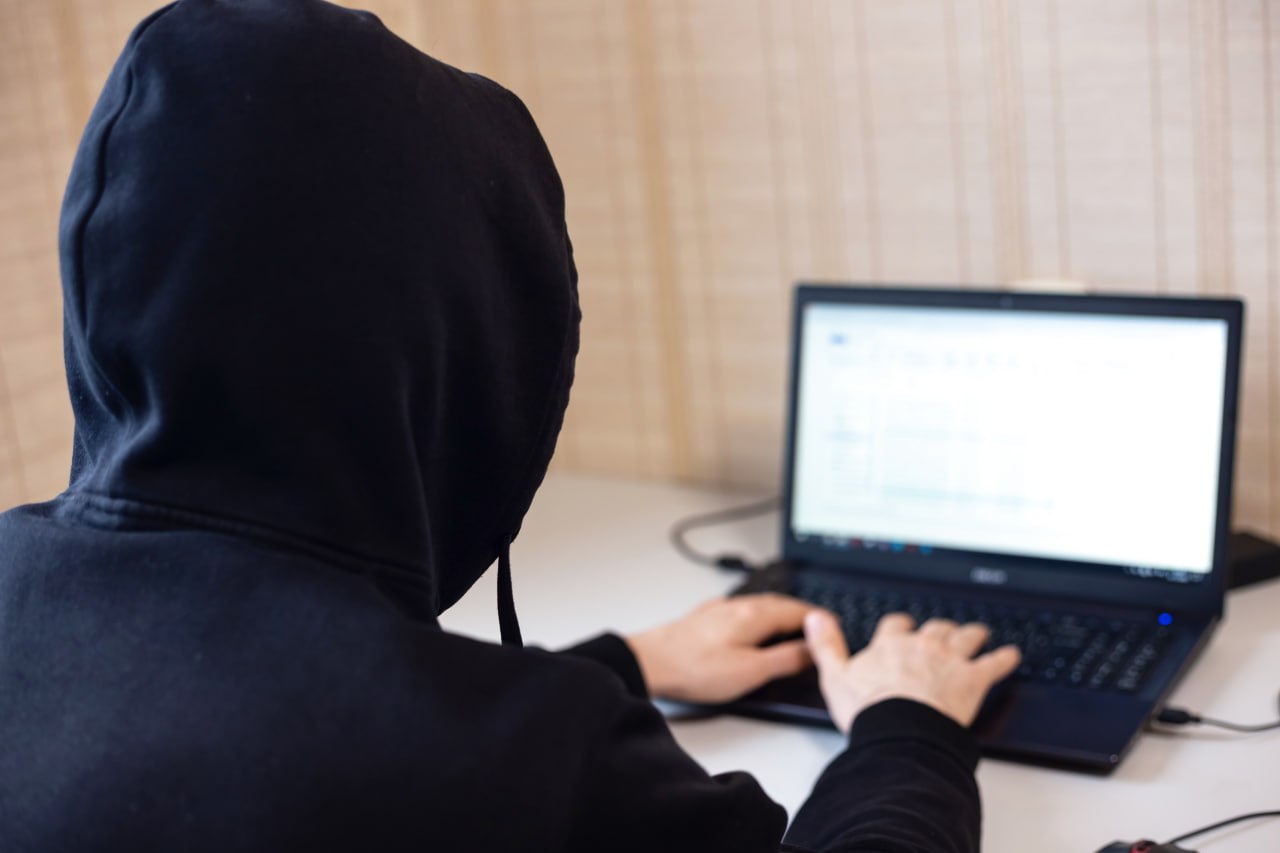 Один из крупнейших красноярских провайдеров подвергся DDoS-атаке В пресс-службе «Орион телеком» заявили, что неизвестные хакеры атаковали сетевую и серверную инфраструктуру в ночь на 12 июня. Абоненты жалуются на отсутствие интернета и телевидения. В компании уточняют, что сейчас идет процесс восстановления нормальной работы сервисов, но он может занять некоторое время.