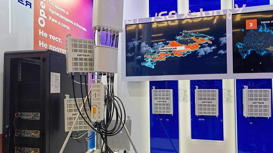 На ЦИПР-2025 первую российскую базовую станцию 5G «Иртея» представила МТС. Как рассказали в пресс-службе компании, в базовых станциях нового поколения применяется принцип открытых стандартов OpenRAN, при котором часть работы выполняется в облачных дата-центрах, а не непосредственно на станции. При OpenRAN сотовая сеть строится из модулей: одни блоки обрабатывают сигнал, другие управляют сетью, третьи подключают ее к интернету. Такой подход позволяет операторам не зависеть от одного поставщика и быстрее масштабировать сеть.
