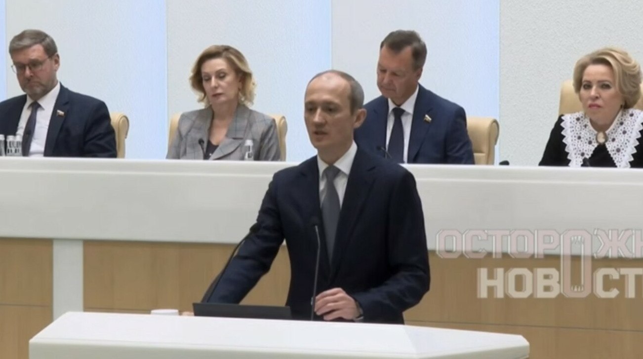 В России хотят ввести биометрию для входа в школы Власти России рассматривают введение биометрии в школах для контроля посещаемости детей передает ArbatMedia На пленарном заседании Совета Федерации вице премьер Дмитрий Григоренко рассказал что в Татарстане уже провели пробное внедрение системы биометрической идентификации учеников По его словам эксперимент прошёл успешно и подтвердил свою эффективность Чиновник также напомнил о планах внести соответствующий законопроект в Государственную думу Он отметил что использование биометрии позволит родителям отслеживать пришёл ли их ребёнок в школу Григоренко добавил что подделать изображение лица невозможно что делает такую систему надёжной Прислать новость