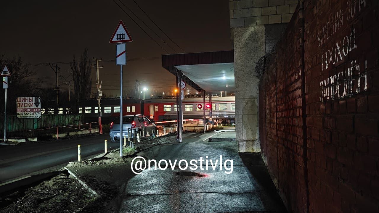 Электричка сбила насмерть человека Это произошло около 17 20 неподалеку от остановки трамвая Хлебозавод Подробности выясняются          в MAX