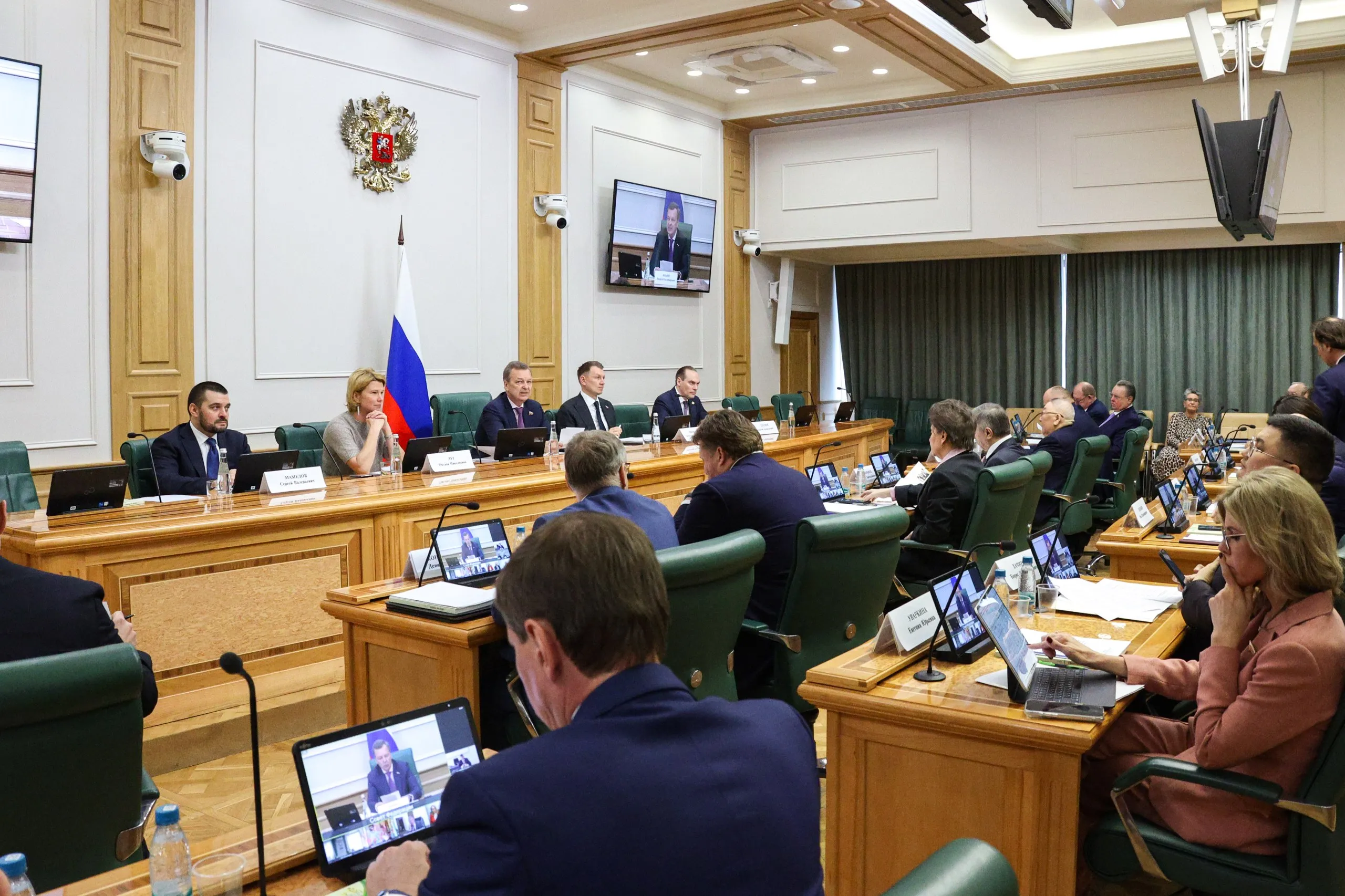 Оксана Лут рассказала в Совфеде о результатах работы и планах по технологическому развитию АПК Работа ведется в рамках нацпроекта Технологическое обеспечение продовольственной безопасности     Он направлен на сокращение зависимости от импорта технологий и средств производства а также обеспечение отрасли кадрами Среди результатов и планов В прошлом году уровень технологической независимости в сфере продбеза вырос до 55 8 а к 2030 году должен приблизиться к 67 Селекция Самообеспеченность семенами увеличилась до 70 наибольший прогресс по подсолнечнику рапсу и сахарной свекле К 2030 году показатель должен вырасти до 75 На базе Тимирязевского геномного центра создается платформа предиктивной селекции В проект вовлечено 80 организаций Его реализация позволит сократить сроки вывода на рынок новых сортов и гибридов до 2 3 лет Генетика Выросла самообеспеченность племенным маточным поголовьем молочного КРС продолжается работа по развитию кросса мясных кур Смена 9 Проведены молекулярно генетические исследования 300 тысяч голов крупного рогатого скота в 26 регионах в том числе 90 тысяч с господдержкой Полученные результаты позволили создать базу данных для оценки племенной ценности животных на основе отечественного индекса В этом году планируется увеличить число исследований с господдержкой до 160 тысяч Биотехнологии Россия почти на треть обеспечила себя критически важными ферментными препаратами и добавками для кормовой и пищевой промышленности К 2030 году показатель должен составить 75 На создание новых мощностей были одобрены льготные инвестиционные кредиты на сумму 120 млрд рублей Реализуются проекты по производству лимонной кислоты выпуску кормовых ферментов и заквасок для молочной промышленности Разработаны технологии производства ряда кормовых ферментов в текущем году работа будет продолжена Ветеринарные препараты и вакцины В прошлом году современным оборудованием оснастили пять профильных лабораторий Еще три в планах на текущий год Одобрены льготные инвесткредиты на создание новых производств В текущем году работа будет продолжена Техника и оборудование Растет доля рынка российских и белорусских тракторов и комбайнов а также отечественного оборудования для перерабатывающей промышленности В этом году планируется запустить серийное производство первого российского селекционного комбайна Стартовал проект по разработке и выпуску отечественного самоходного свеклоуборочного комбайна Кадры для АПК Сегодня в отрасли работают 6 млн человек ежегодная потребность составляет 150 тысяч новых специалистов По всей стране уже работают 1000 агротехнологических классов в этом году их количество будет удвоено Особое внимание развитию материально технической базы аграрных вузов а также созданию комфортных условий для преподавателей и научных сотрудников В прошлом году было заключено 1000 целевых и ученических договоров по приоритетным специальностям План на текущий год увеличить их число до 1100 Мероприятия национального проекта уже сегодня формируют будущее отрасли и создают прочную основу для устойчивого роста достижения технологического суверенитета АПК и укрепления продовольственной безопасности нашей страны отметила Оксана Лут   Минсельхоз России в MAX