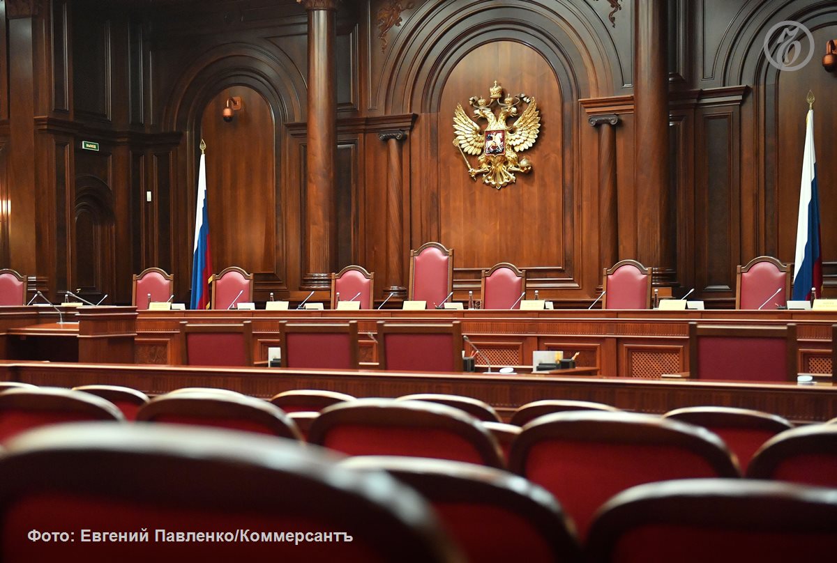 Конституционный суд  КС  РФ вынес постановление по жалобе матери солдата из Чувашии, погибшего 30 лет назад, оспаривавшей законность и размер выплат за его смерть на военной службе.   Гражданка получала компенсации с 2021 года, но затем выяснила, что по закону они положены с 2012 года. В судах общей юрисдикции решили, что выплаты положены лишь с момента подачи заявления о выплатах. Но КС потребовал пересмотреть дело матери солдата, рассудив, что по духу закона компенсации полагаются с момента возникновения права на них, то есть гибели ее сына на службе.    Подробнее — в материале «Ъ».     Подписывайтесь на «Ъ» Оставляйте «бусты»