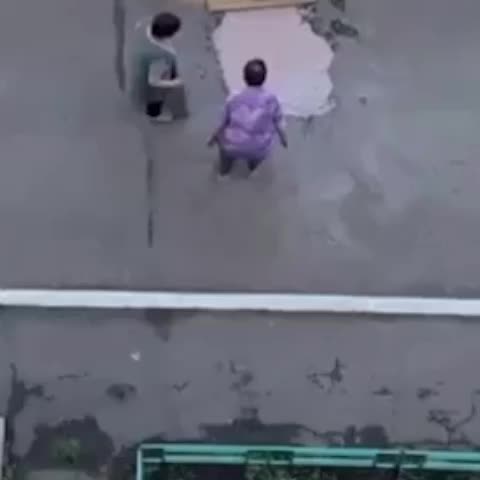 Пенсионерки в Комсомольске-на-Амуре самостоятельно заделали яму во дворе