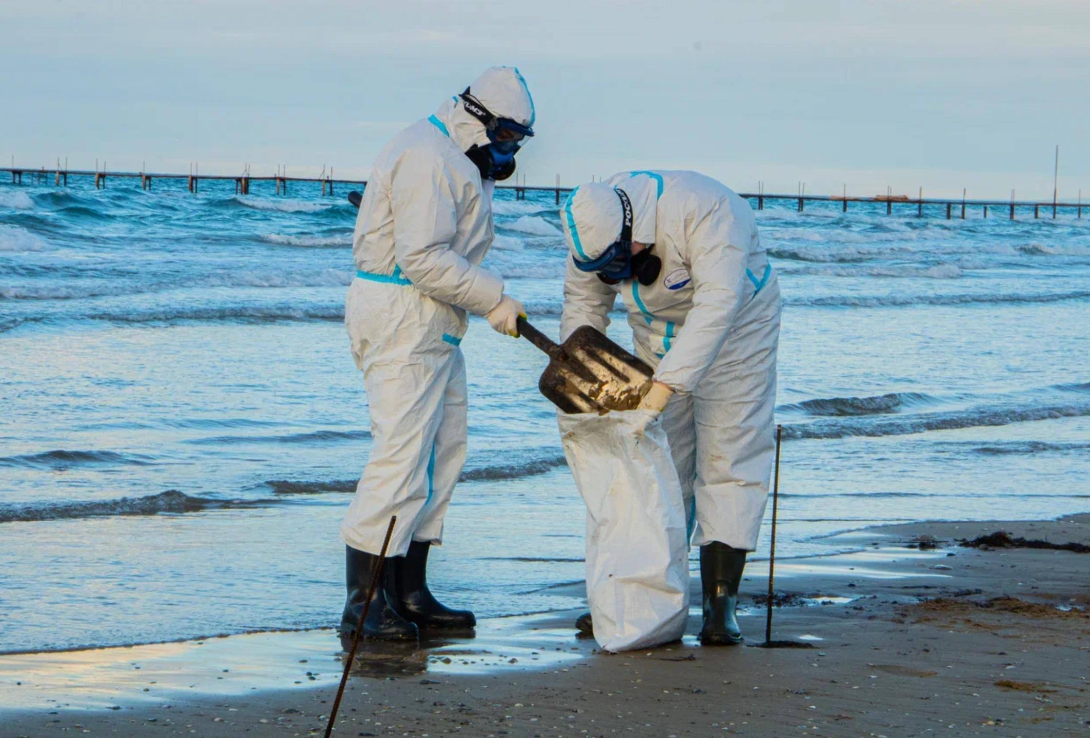 Идет прием заявок на всероссийский конкурс проектов памятников волонтерам Приглашаем молодых архитекторов дизайнеров и художников принять участие во всероссийском конкурсе эскизных проектов мемориалов посвященных волонтерам Это возможность через архитектуру и скульптуру рассказать о добровольцах которые помогали в условиях СВО и содействовали в ликвидации ЧС Принять участие в конкурсе могут студенты и команды до 6 человек из вузов на базе которых реализуется программа Обучение служением и осуществляется обучение по архитектурным и художественным специальностям выпускники вузов и колледжей по архитектурным и смежным направлениям подготовки участники и выпускники программ арт кластера Таврида и Академии творческих индустрий Меганом в сфере архитектуры скульптуры дизайна и урбанистики Темы конкурса Памятник добровольцам помогавшим временным переселенцам и мирным жителям Курской области Памятник волонтерам ликвидировавшим последствия ЧС на побережье Черного моря и в Керченском проливе Прием заявок открыт до 28 февраля включительно Подробности на портале Добро рф MAX ВК ДЗЕН