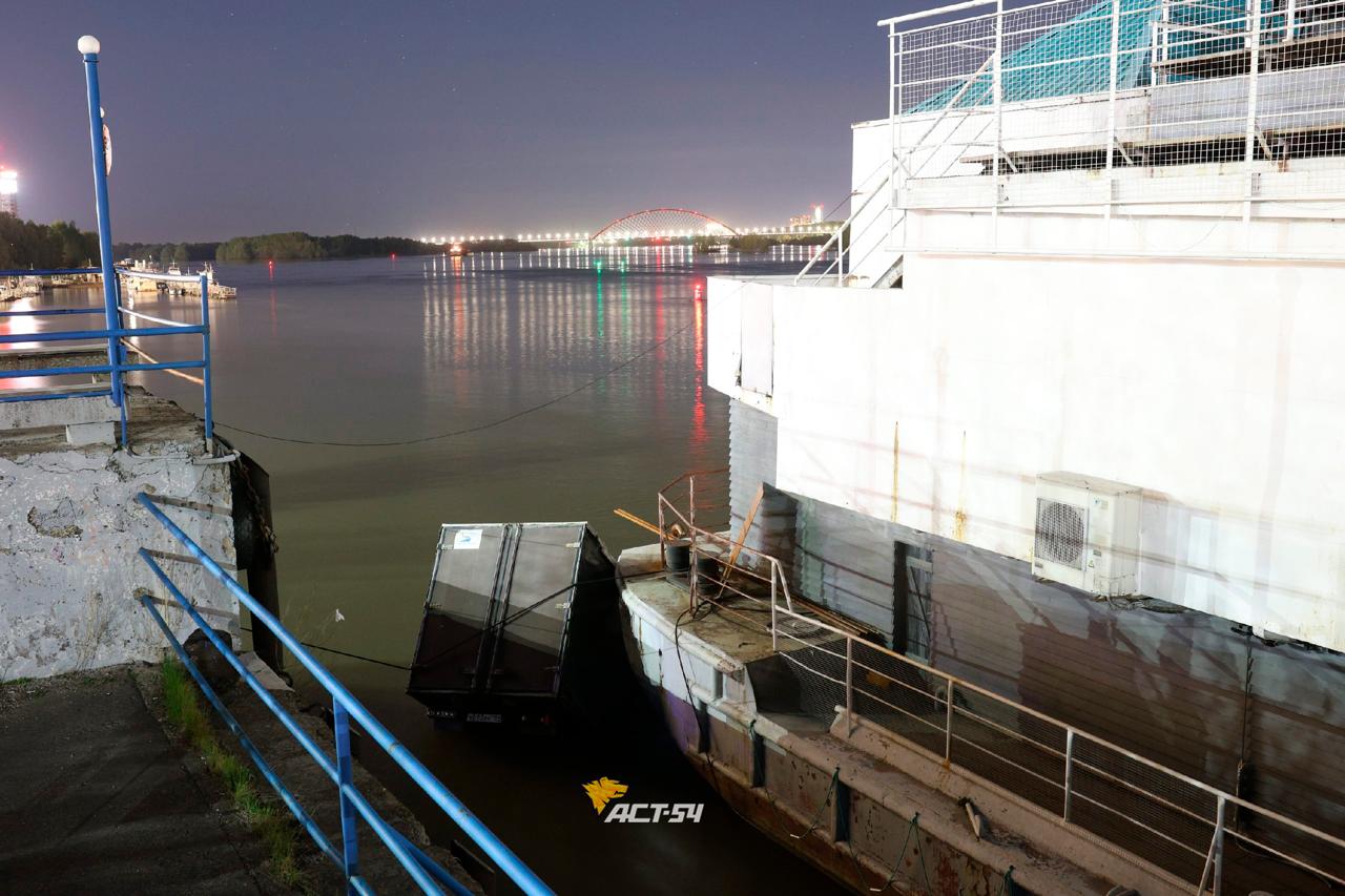 ГАЗель ушла под воду на набережной у Речного вокзала На месте полиция и скорая. По словам свидетелей, пострадавших нет. Водитель забыл поставить машину на ручник и она скатилась в реку. Проплыв около 50 метров, ГАЗель «припарковалась» у стоявшей у причала баржи. НОВОСТИ и ТОЧКА! Подписаться