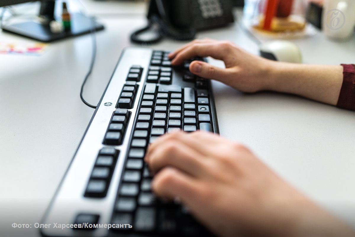 Обращение в органы власти через их официальные сайты не может рассматриваться как публичное распространение клеветы даже если в нем содержится неподтвержденная информация Это следует из опубликованного 4 декабря постановления Конституционного суда по делу россиянки чья жалоба стала поводом для возбуждения в отношении нее уголовного дела Как отмечает старший юрист Центра конституционного правосудия Милана Даова КС сформулировал четкие критерии того что следует считать публичным распространением информации в случаях с обращениями в органы власти что снижает риски необоснованного привлечения к ответственности Подписывайтесь на Ъ Оставляйте бусты