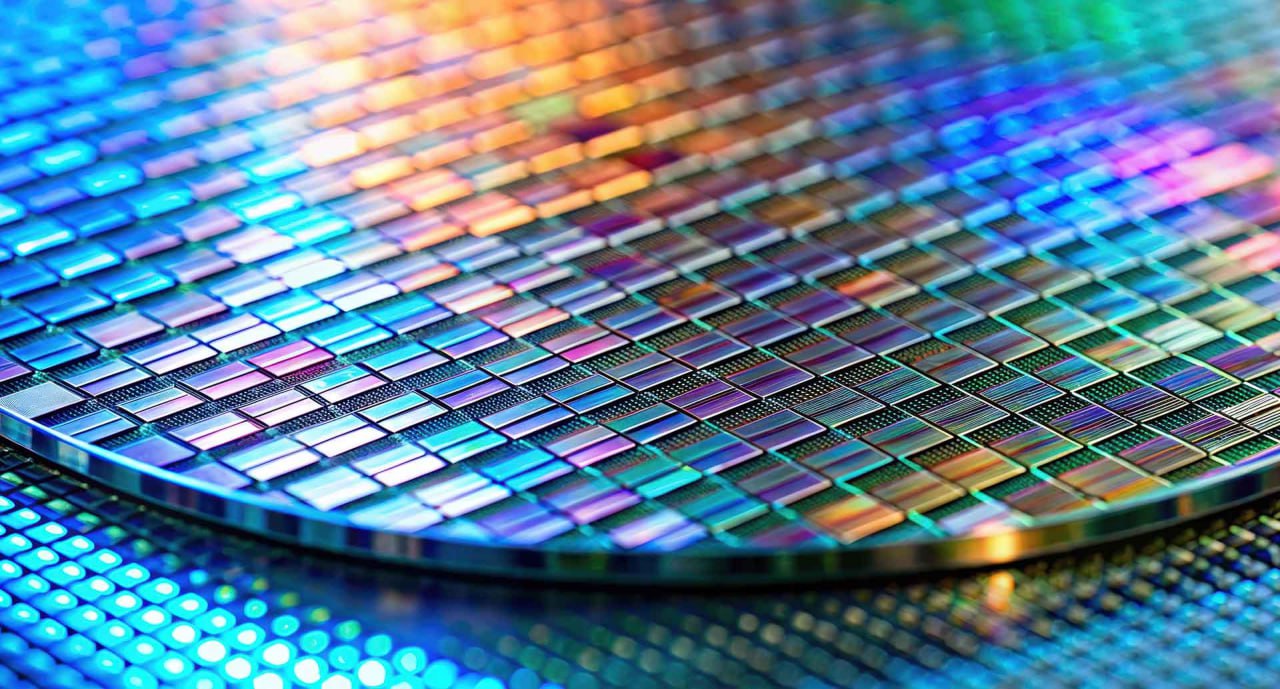 TSMC хочет поднять цены 2 нм чипов на 50 Процессоры и видеокарты созданные по техпроцессу TSMC N2 окажутся заметно дороже актуального техпроцесса N3 и его вариаций ChinaTimes утверждают что TSMC собирается существенно повысить стоимость 2 нм пластин рост цены может достичь 50 В качестве основной причины такого удорожания называют рост капитальных затрат чипмейкера Действия TSMC приведут к существенному увеличению стоимости смартфонов и видеокарт с процессорами TSMC Nvidia AMD intel Подписывайтесь на ARCHiTECH Чат