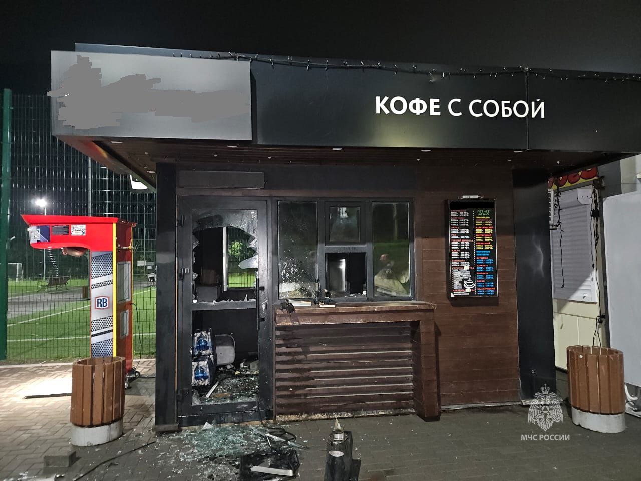В Госпожнадзоре МЧС России озвучили возможную причину возгорания в торговом павильоне Напомним, всё произошло на улице Ленинградской в краевом центре накануне, 12 августа. Вызов поступил на пульт диспетчера в 23:30. Боевой расчёт первой пожарно-спасательной части был на месте через две минуты. В 23:37 пожар был локализован, в 23:51 — ликвидирован. Повреждено торговое оборудование на площади 1,5 кв. м. Помещение закончено по всей площади. Погибших и пострадавших нет. Основная версия случившегося — аварийный режим работы электрооборудования. МЧС России напоминает: следи за состоянием электроприборов; не перегружай электросеть; ремонт доверяй только профессионалам; научись пользоваться огнетушителем. Телефон пожарной охраны — 101, 112. MAX