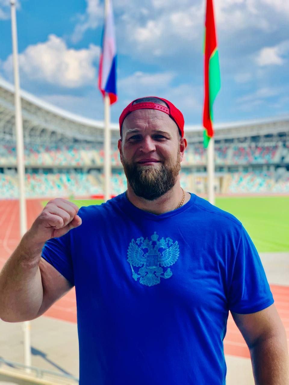 Мариупольский спортсмен победил чемпионат мира по легкой атлетике среди спортсменов с нарушением ОДА В Индии с 27 сентября по 5 октября проходил чемпионат мира по легкой атлетике среди спортсменов с нарушением опорно двигательного аппарата В главном старте сезона принимают участие более 1000 сильнейших спортсменов мира среди которых разыгрывается 186 комплектов медалей Спортсмен из Мариуполя Александр Белобоков в составе сборной команды России в толкании ядра завоевал серебряную медаль В упорнейшей борьбе продемонстрировав невероятную силу духа волю к победе и высочайшее мастерство Александр показал отличный результат Эта медаль результат многолетних тренировок целеустремленности и железного характера