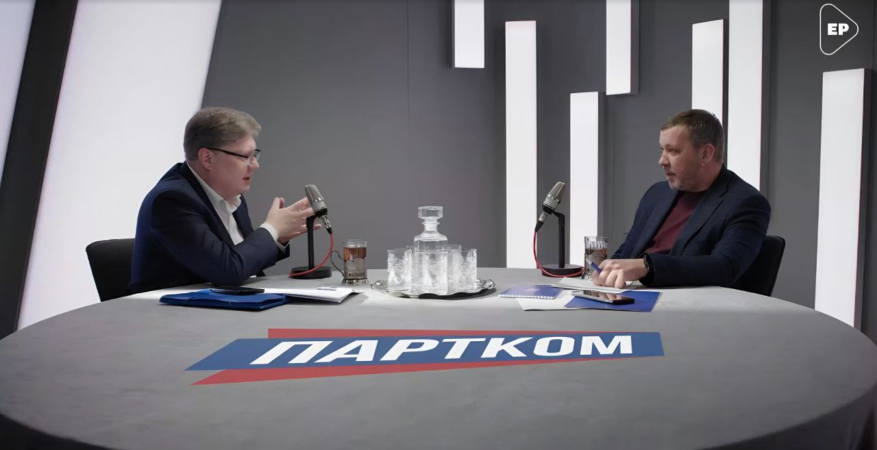 Вышел первый выпуск нового медиа проекта Единой России Партком Тема первой передачи Сталин Хрущев Зюганов Она посвящена 70 летней годовщине XX съезда КПСС и развенчанию Культа личности Смотрите полностью по ссылке