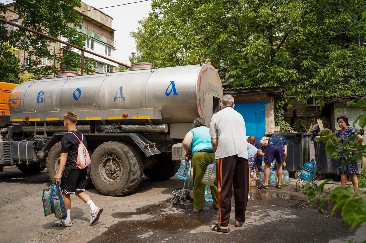 Денис Пушилин об итогах работы по преодолению водного кризиса за неделю В Макеевке в посёлке Красный Октябрь установлена водонапорная башня Еще одна будет установлена в пгт Грузско Зорянское в Макеевке уже подготовлен фундамент За неделю установлено 107 накопительных ёмкостей Теперь по Республике их 1353 Выполнено 74 новых врезок а их общее количество достигло 5251 На сегодняшний день в 114 котельных и некоторых автомойках оборудованы места раздачи воды Ранее от водоснабжения были отключены 267 автомоек Более 140 аварийных бригад работают по всей Республике на маршруты ежедневно выходят 206 водовозов Для экономии ресурса ограничено потребление воды на 40 промышленных предприятиях не связанных с жизнеобеспечением Проведена расчистка русла реки Кальмиус общей протяжённостью 5 км В планах расчистка ещё четырёх рек Крынка Ольховая Калец и Булавин Фото ДРОО Ресурсный центр поддержки добровольчества vsednrru