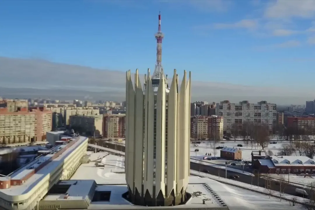 Фасад Башни Саурона в Петербурге начал разрушаться Инспекторы ГАТИ обратили внимание на состояние фасада здания Центрального научно исследовательского института робототехники и технической кибернетики ЦНИИ РТК на севере Петербурга Свое прозвище здание получило за сходство с вышкой из Властелина колец Слой краски наверху начал отслаиваться Ответственному за содержание здания объявили предостережение Объект взяли на контроль Футуристичное здание бетонного тюльпана построили еще в советское время Место выбрали недалеко от Политеха в окружении парка Сосновка и сада Бенуа Тишина и зелень подходили для секретной работы Небоскреб должен был стать местной достопримечательностью среди обычных панельных домов ЦНИИ РТК Читай нас в MAКС Читай нас в Telegram