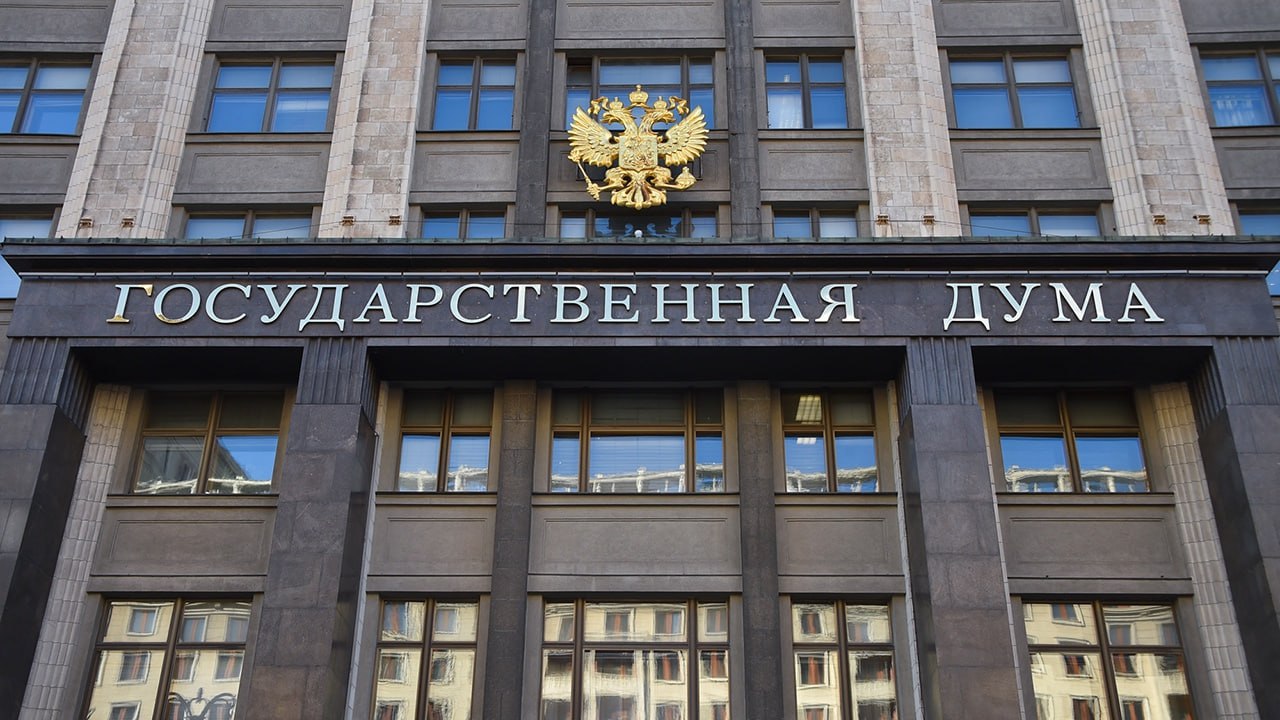 Контроль за мигрантами, рост тарифов ЖКХ и увеличенный лимит по европротоколу: в июле вступают в силу ряд законов. Что изменится в жизни россиян: Тарифы на коммунальные услуги в среднем вырастут на 11,9%. В Москве ЖКУ подорожают на 15%. Сильнее всего вырастут тарифы на электроэнергию — на 12,6–22,8%. Для регионов утверждено допустимое отклонение. Например, в Челябинской области тарифы вырастут на 22,8%. Фиксированная часть страховой пенсии лиц, достигших 80 лет или являющихся инвалидами первой группы, увеличится вдвое. Для этих же категорий граждан устанавливается надбавка на уход к страховой пенсии в размере 1,2 тысячи рублей. Тем, кто приобретет чужие банковские карты для вывода денег, полученных обманным путем, грозит до шести лет лишения свободы. Наказание предусмотрено и за передачу из корыстных побуждений мошенникам своей карты или данных счета. Запрещается оказывать услуги связи иностранцам, которые не подтвердили личность в салоне связи по биометрии. В регистре сведений о населении появится информация о прохождении мигрантами обязательной дактилоскопической регистрации. Изменятся требования к экзамену для мигрантов. В частности, число заданий на аудирование по русскому языку вырастет с двух до четырех. Также появятся обязательные баллы за разделы "Аудирование" и "Говорение". # Иноагентов могут заочно привлекать к ответственности за нарушение порядка деятельности, в том числе это касается правонарушений, совершенных за рубежом. Увеличится лимит по европротоколу — максимальная сумма возмещения по ОСАГО при разногласиях между участниками аварии повышается со 100 тысяч до 200 тысяч рублей. За незаконное получение и разглашение коммерческой, налоговой или банковской тайны грозит до пяти лет лишения свободы со штрафом до пяти миллионов рублей. Банкам будет запрещено взимать плату за установление сниженной процентной ставки по ипотечным кредитам. Заемщики смогут рассчитывать на более выгодные условия без дополнительных затрат. Россияне, получающие социальную поддержку от государства, смогут открывать социальный банковский счет или социальный банковский вклад через "Госуслуги" на более выгодных условиях.