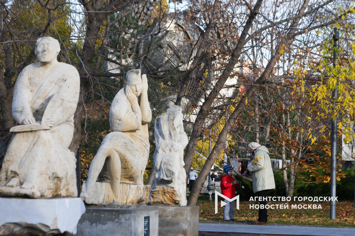 В парке искусств Музеон приведут в порядок арт объекты расположенные под открытым небом 80 из них вывезут на обследование и реставрацию В числе объектов направленных на дополнительное обследование несколько памятников советской эпохи и конца 1990 х годов а также статуи из сада белокаменных скульптур сделанные из известняка Таких масштабных работ по сохранению коллекции скульптур как в этом году ранее не проводилось Ряд предметов из коллекции могут направить во Всероссийский художественный научно реставрационный центр имени академика Грабаря рассказали в Парке Горького Подпишись на Агентство Москва Мы в МАХ