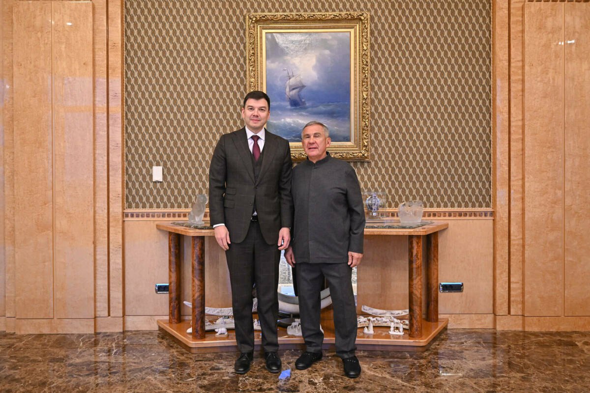 Рустам Минниханов встретился с замминистра промышленности РФ Михаилом Юриным Об этом сообщает пресс служба Раиса Татарстана В ходе встречи Минниханов и Юрин обсудили развитие промышленных предприятий региона а также меры господдержки отрасли малотоннажной химии и перспективные инвестиционные проекты В обсуждении также принимали участие премьер министр республики Алексей Песошин министр промышленности РТ Олег Коробченко и другие  Подпишитесь на iatatarinform Читайте нас в MAX