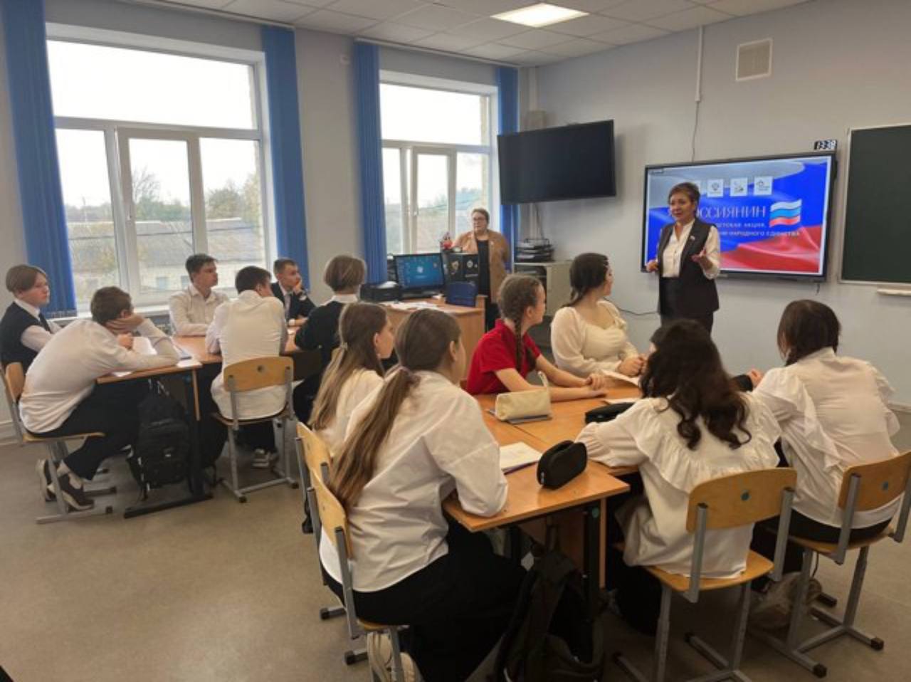 О Родине традициях единстве Тематический урок для учеников школы 2 поселка им К Либкнехта провела руководитель партийной фракции в представительном собрании Курчатовского района Татьяна Исаева Занятие посвятили Дню народного единства который отмечается 4 ноября Единоросс рассказала детям о многообразии культур народов нашей страны о традиционных религиях России истории духовно нравственных и традиционных семейных ценностях Основная идея урока формирование гражданской идентичности осознание своей принадлежности к народу российской общности а также воспитание уважения к представителям разных национальностей и вероисповеданий отметила Татьяна Исаева kurskedinros