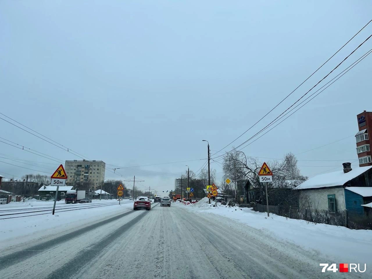 Движение на проспекте Победы частично ограничили для строительства метротрама  На перекрестке с улицей Косарева сделают выход со станции.  На перекрестке проспекта Победы и Косарева заужают проезжую часть, ставят сваи, работает техника. Читатели заметили баннеры со стройкой метротрама и задумались: что будет с проспектом?  В мэрии объяснили, что сейчас тут переустраивают водопровод, потом сделают остановку и выход из подземной части.    Что с движением? Пока раскопки только на газоне, но для безопасности перекрыли крайнюю полосу. Копают только днем. Но вскоре работы начнутся и на дороге — подрядчик уже согласовал схему движения.  Весной начнут рыть тоннель в сторону площади Революции. Проект оценили в 8,9 млрд рублей.  Работы ведет «Моспроект-3» — компания с миллиардными оборотами, строящая метро в Москве и Красноярске.