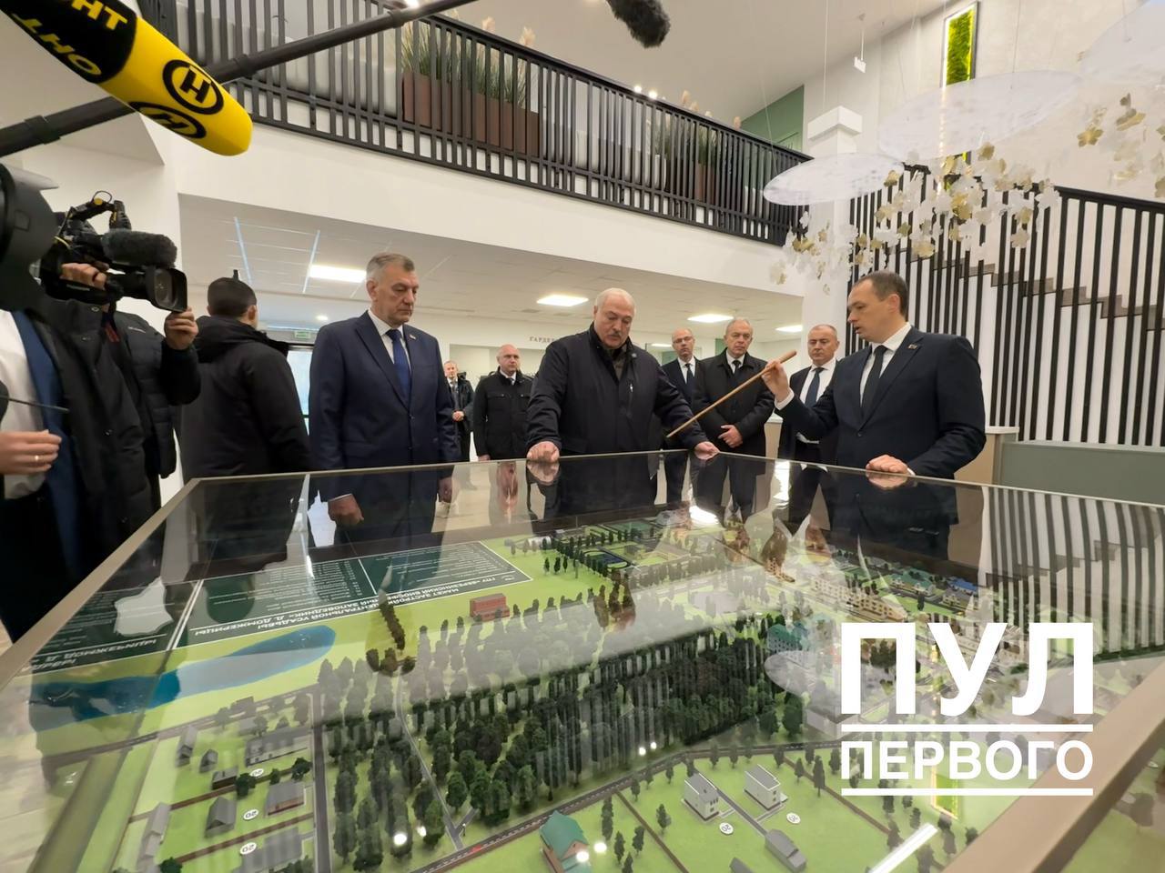 Президент Беларуси Александр Лукашенко 31 октября в ходе рабочей поездки в Лепельский район Витебской области посещает Березинский биосферный заповедник Глава государства ознакомится с комплексным развитием данной территории включая социальную и производственную сферы Что касается туризма Главе государства доложат в целом о перспективах данного направления в системе Управления делами Президента к которой относится и Березинский биосферный заповедник