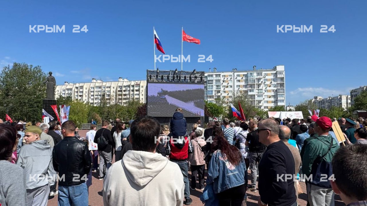 В Евпатории прошел автопробег, посвященный Дню Победы В нём приняли участие более 100 машин. Колонна автомобилей стартовала от Театральной площади. Участники с государственными флагами и патриотической музыкой проехали по центральным улицам города. Акция завершилась на мемориальном комплексе «Красная горка», где сотни жителей и гостей Евпатории возложили цветы к монументу и почтили память павших в годы Великой Отечественной войны минутой молчания. Крым 24