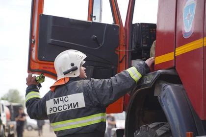 В селе под Воронежем ребенок провалился в трехметровую яму Вечером 18 октября в селе Ямное Рамонского района на улице Генерала Луковкина семилетний мальчик упал в яму заваленную гнилыми досками Неравнодушные жители заметили ребенка и незамедлительно вызвали спасателей На кадрах из сети видно как сотрудники МЧС с помощью штурмовой лестницы вытаскивают мальчика из узкого колодца Рядом с местом происшествия стоит пожарная машина обеспечивая поддержку операции Спасенного ребенка передали бригаде скорой медицинской помощи но в пресс службе регионального МЧС уточнили что его родители отказались от поездки в больницу В 17 53 поступило сообщение от местных о том что ребенок упал в яму Мальчика 2018 года рождения достали с помощью лестницы штурмовки из колодца глубиной 3 метра и передали СМП От госпитализации родители отказались