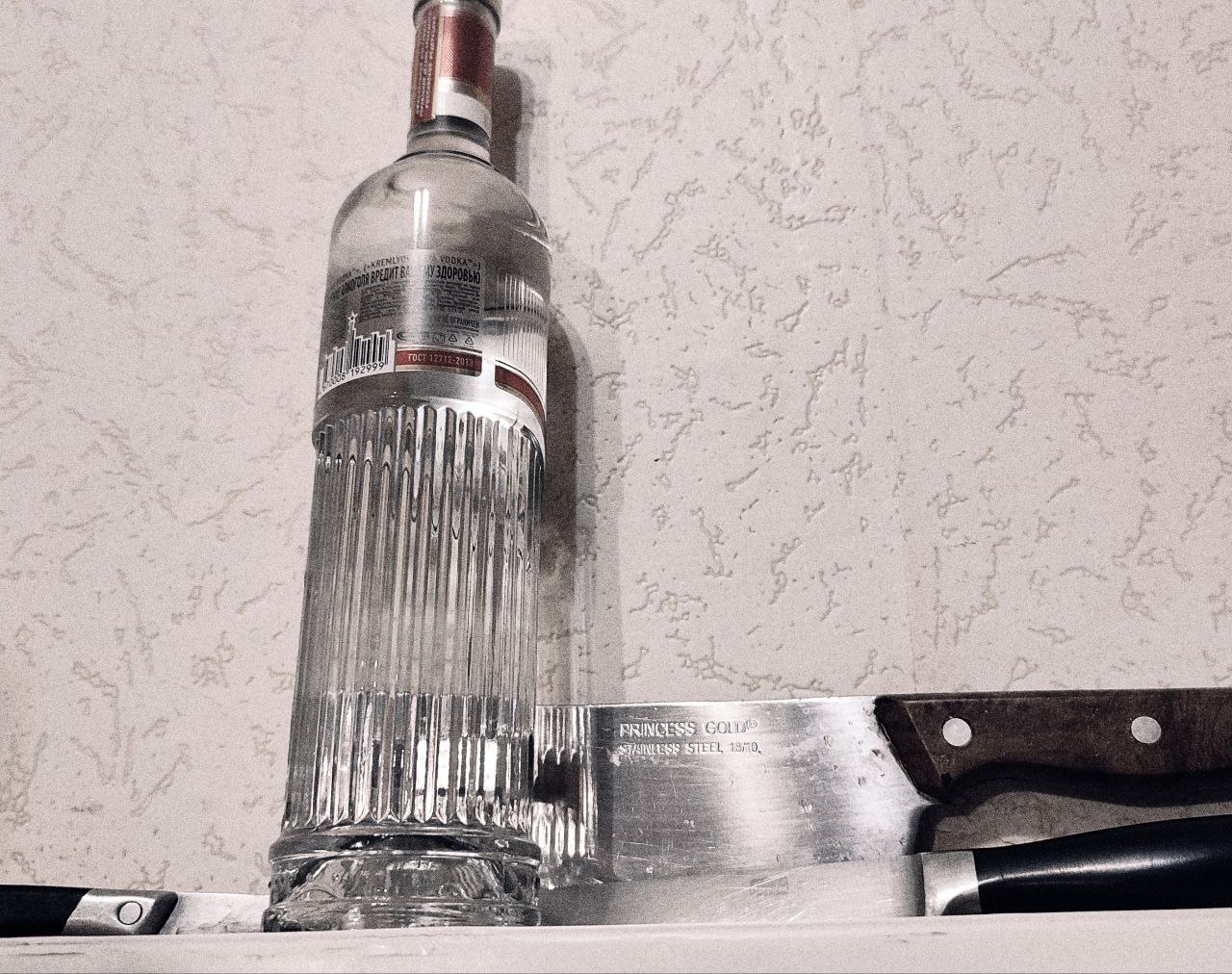 Женщина под Воронежем устроила пьяную поножовщину и чуть не убила знакомого  При этом мужчина которого она ударила ножом в живот претензий к обвиняемой не имел и продолжал распивать спиртное В Калаче перед судом предстанет 39 летняя местная жительница ударившая ножом знакомого своего брата Женщина пришла искать родственника который долго не выходил на связь но вместо этого спровоцировала пьяный конфликт закончившийся госпитализацией пострадавшего и уголовным делом При этом сам пострадавший не хотел заявлять в полицию а продолжал распивать спиртное с раной в животе Об этом рассказала пресс служба Калачеевского районного суда 26 декабря По данным следствия в сентябре обвиняемая выпивала с подругами и внезапно вспомнила что уже три дня не может дозвониться до брата Решив что тот снова ушел в запой она вместе с компанией отправилась искать его по знакомым Поиски привели их в дом к местному жителю Брата там не оказалось но завязалась ссора хозяин дома и его гость тоже были нетрезвы В разгар конфликта хозяин оттолкнул женщину Та испугавшись схватила со стола нож и ударила мужчину в живот После удара женщина вместе с подругами ушла По пути она выбросила нож в реку решив что совершила убийство Однако это не помешало компании вернуться к застолью и продолжить выпивать Позже женщины рассказали о случившемся сожителю одной из подруг Тот вместе с мужем обвиняемой поехал на место происшествия Выяснилось что раненый мужчина жив и более того продолжал застолье несмотря на рану Он заявил гостям что претензий не имеет и в полицию обращаться не хочет Тем не менее мужчине все же вызвали скорую и врачи его экстренно прооперировали