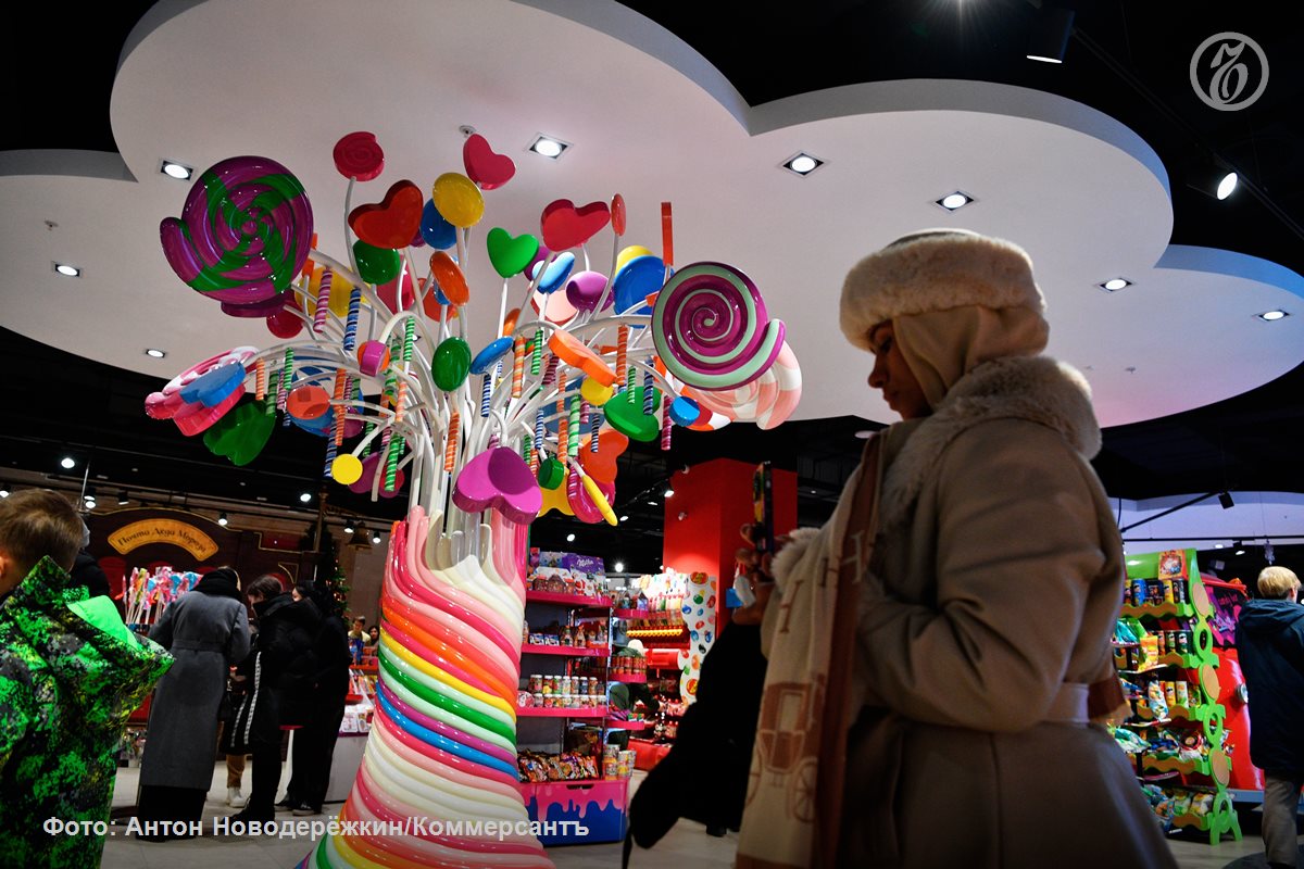 Производители и продавцы детских товаров могут рассчитывать на льготный налог в размере 10 только в том случае если их продукция будет сертифицирована Соответствующие поправки в Налоговый кодекс предлагает внести Минфин РФ сообщил источник Ъ близкий к министерству Ъ направил запрос в Минфин Согласно законопроекту для подтверждения применения НДС в размере 10 налогоплательщики должны будут представить в налоговый или таможенный орган   сведения о сертификате соответствия выданном органом по сертификации зарегистрированным в РФ   сведения о декларации о соответствии зарегистрированной национальным органом по аккредитации Ранее ставка НДС в размере 10 уже распространялась на большую часть такой продукции Сейчас норма не содержит указания на документы которые налогоплательщики могут использовать для подтверждения отнесения продукции к товарам для детей Как считают в Минфине это увеличивает риск возникновения налоговых споров между налогоплательщиками и налоговыми органами из за применения пониженной ставки НДС Ъузнал