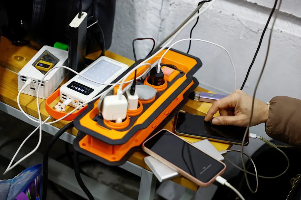 США выделят два миллиарда долларов на гуманитарную помощь США в 2026 году предоставят два миллиарда долларов на гуманитарную помощь которая будет распределяться Организацией Объединённых Наций После резких сокращений американского финансирования в предыдущие годы разработана новая модель выделения средств которая должна сделать оказание гуманитарной помощи через ООН более эффективным и прозрачным Среди стран которые получат часть этих денег Украина На фото Valentyn Ogirenko REUTERS Зарядная станция в киевском бомбоубежище BILD Russian