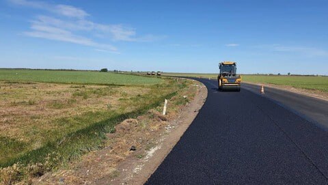 С начала 2025 года в Херсонской области уложено 140 км дорог В 2025 году в Херсонской области уложено 140 км основания и 130 км верхнего слоя дорог. Об этом сообщил глава региона Владимир Сальдо. Он отметил, что работы полностью завершены на ключевых маршрутах: Новая Каховка — Армянск, Великая Лепетиха — Ивановка — Геническ, а также на херсонском участке автострады М-14 Одесса — Мелитополь — Новоазовск. «213 единиц техники, десятки дорожников ежедневно трудятся, чтобы сделать наши трассы надежными, а поездки — безопасными. Это фундамент новых возможностей для всех, кто живёт и работает на Херсонщине», — написал глава региона в своем телеграм-канале. , VK и ОК и читайте новости на нашем сайте