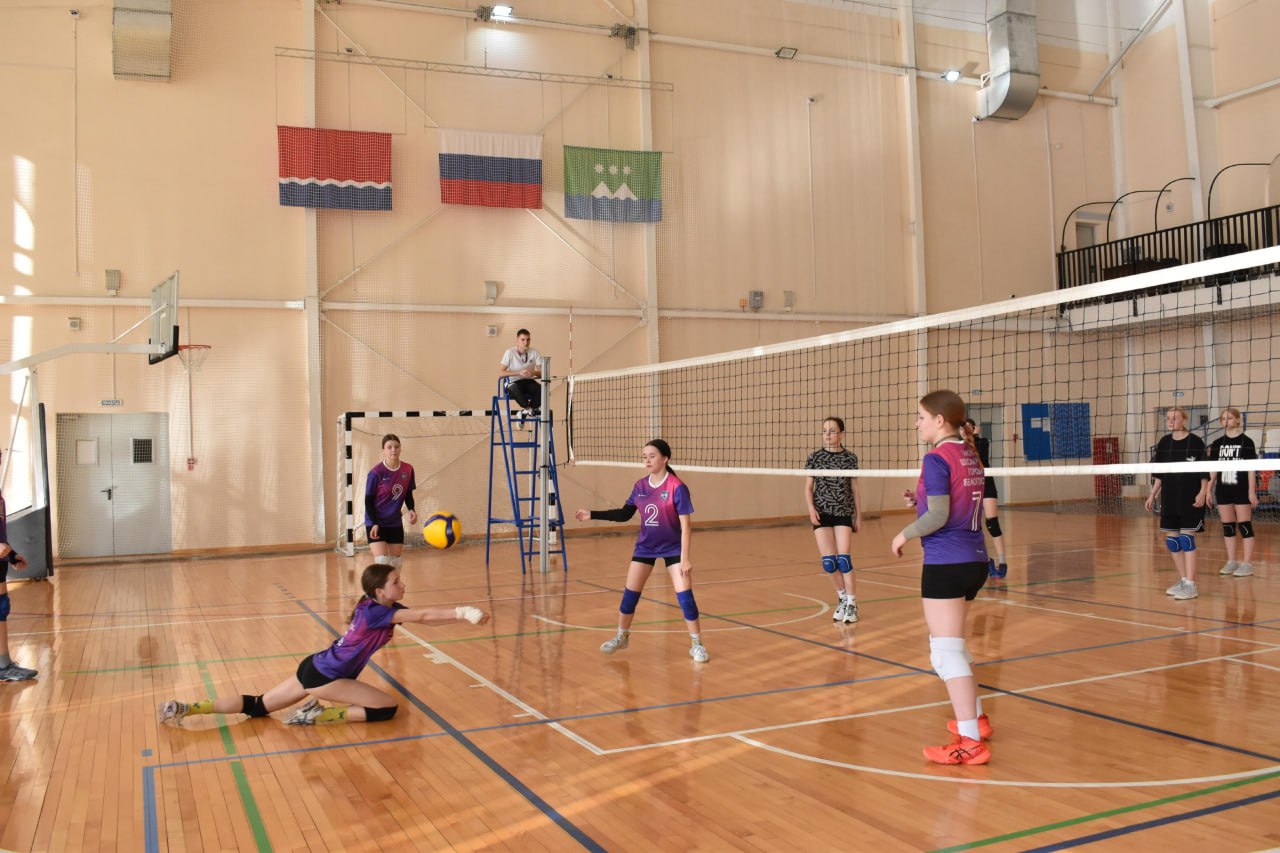 Турнир по волейболу в Белогорске посвятят Дню Героев Отечества Игры пройдут 6 и 7 декабря в спортивном зале ФОКа День Героев Отчества в России ежегодно отмечают 9 декабря и этот турнир дань памяти и уважения всем защитникам Родины сказала главный специалист Управления культуры и спорта Светлана Славик Мы приглашаем всех жителей города поддержать участников и стать зрителями ярких спортивных баталий Вход свободный но строго в сменной обуви или бахилах а также в масках так как в физкультурном комплексе введен масочный режим В турнире участвуют 6 команд девушек из Белогорска Циолковского Серышева Благовещенского района и 6 мужских команд из Белогорска Благовещенска Ромненского округа Начало игр 6 декабря в 10 00 7 декабря в 9 00 Следите за новостями на Белогорск РФ   ВK   ОК   MAX канал   поддержать канал