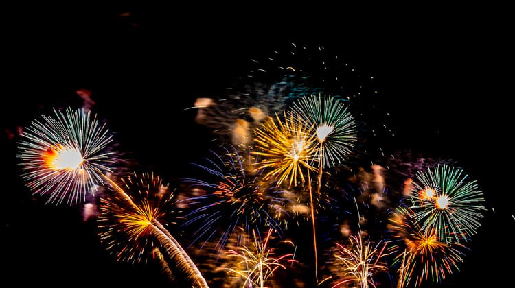 В Госдуме предложили давать дополнительный отпуск для работающих в новогоднюю ночь По мнению депутатов такие граждане должны получить три дня отдыха С инициативой выступили члены фракции Новые люди сообщает агентство Москва Обращение направлено министру труда Антону Котякову В документе говорится что значительное число работников здравоохранения экстренных служб транспорта торговли ЖКХ и других сфер ежегодно привлекаются к работе с 31 декабря на 1 января несмотря на особое значение этого времени как общенационального культурного и семейного праздника Подписаться на Говорит Москва Telegram VK MAX