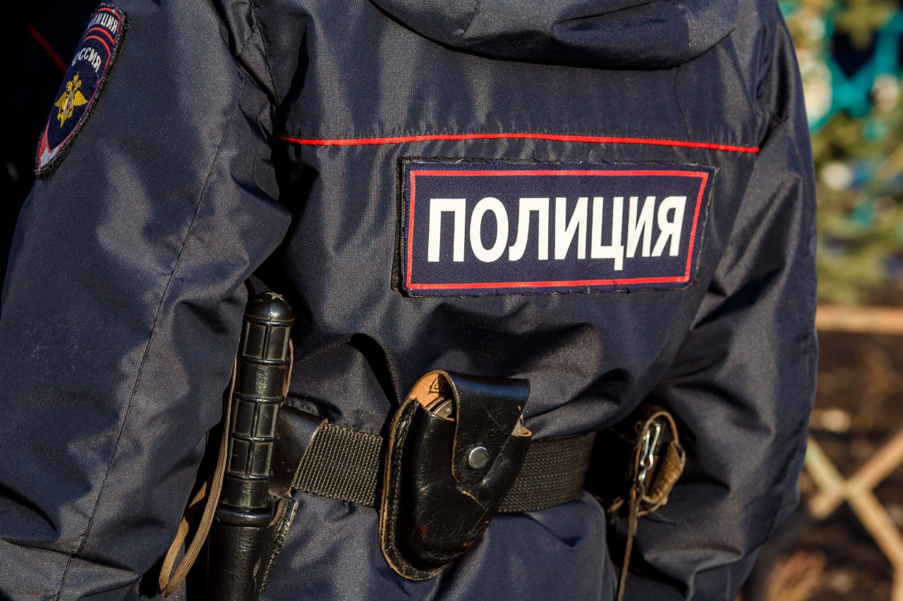 В Челябинске экс полицейского приговорили к длительному сроку в колонии В Челябинске суд вынес приговор бывшему сотруднику полиции признанному виновным в получении взятки в крупном размере Речь идёт об экс начальнике подразделения экономической безопасности и противодействия коррупции по Калининскому району Следствие установило что в январе 2022 года он через посредника получил 250 тысяч рублей от индивидуального предпринимателя За деньги полицейский обеспечил возврат ранее изъятой никотиносодержащей продукции и устройств для её потребления Суд назначил наказание в виде 7 лет и 6 месяцев колонии строгого режима штрафа 750 тысяч рублей лишения специального звания и запрета занимать должности на госслужбе сроком на четыре года