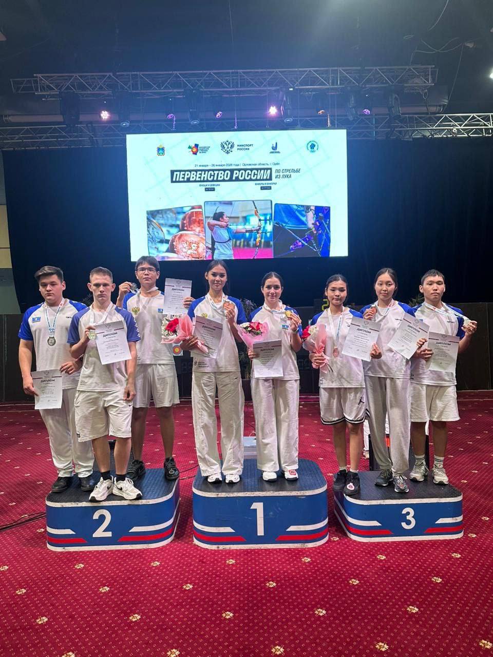 Шесть медалей получили якутские лучники на первенстве России Спортсмены из Якутии завоевали одну золотую три серебряные и две бронзовые награды в различных дисциплинах Наивысший результат в личном первенстве показала Кристина Дрозд завоевавшая золотую медаль среди юниорок в классическом луке ulusmedia Читайте нас в MAX