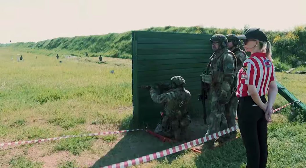 С 28 по 31 мая в Псковской области уже в седьмой раз пройдут чемпионат и первенство по практической стрельбе на Кубок губернатора. «В этом году мы посвятили мероприятие 80-й годовщине Победы в Великой Отечественной войне. В заключительный день, 31 мая, на полигоне "Завеличье" для горожан и гостей Пскова будет организована культурная программа и работа интерактивных площадок – уверен, будет интересно и взрослым, и детям! До встречи на соревнованиях!» - сказал губернатор. Масштабные международные состязания соберут порядка 800 участников – представителей силовых структур, спортсменов, школьников Псковской области, регионов СЗФО и Республики Беларусь.
