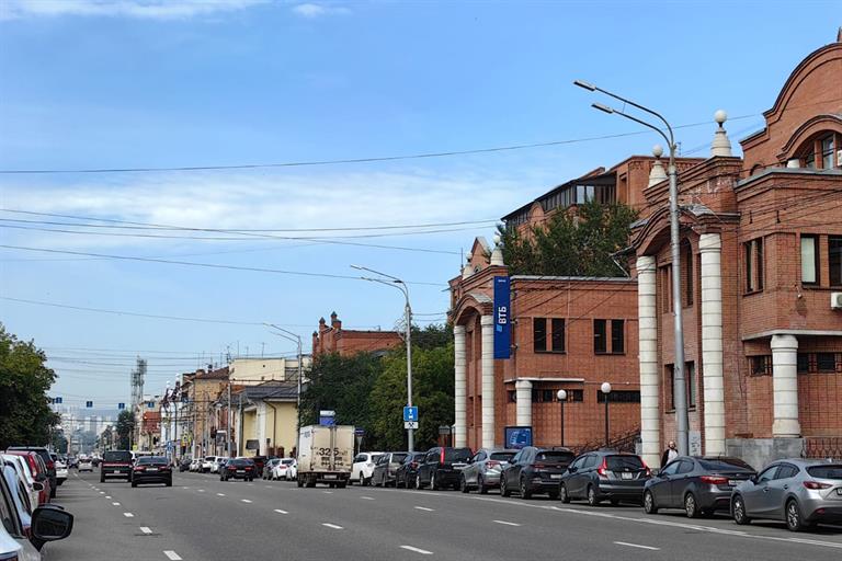 На 4 улицах Красноярска провода уберут под землю Сети перенесут на Копылова, Партизана Железняка, Дубровинского и Ленина. Скоро начнется поиск проектировщика, начальная сумма контракта — 16,7 млн рублей. Подрядчику нужно будет составить проектно-сметную документацию. Завершить работы необходимо к 400-летию Красноярска. В мэрии говорят, размещение проводов под землей — это современный стандарт благоустройства, который сделает улицы красивее и безопаснее. Фото:
