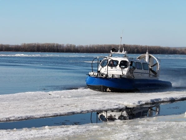 Завершаются паромные перевозки по маршруту «Жатай - Техтюр»  Министерство транспорта Якутии сообщает о том, что в регионе заканчиваются паромные перевозки по маршруту «Жатай - Техтюр». Завершающий круговой рейс барже-буксирным составом в сопровождении ледокола по этому маршруту выполняется в субботу, 23 ноября.   «В настоящее время идет погрузка 18 большегрузных машин со стороны Жатая. Состав направляется в Техтюр. Со стороны села Техтюр существенного скопления машин не наблюдается», - сообщало днем министерство транспорта Якутии.   После завершения рейса барже-буксирный состав зайдет на зимний отстой.  Фото: Анастасия Савина