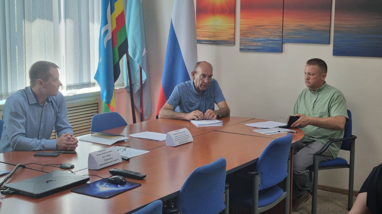На территории Охинского района завершилось командно-штабное учение Заместитель руководителя агентства и работники отдела мероприятий гражданской обороны и предупреждения чрезвычайных ситуаций ОКУ «Управление ОМ ГО, ЧС и ПБ» приняли участие в командно-штабном учении по теме - действия органов управления, сил и средств Охинского звена Сахалинской территориальной подсистемы РСЧС при ликвидации чрезвычайных ситуаций, связанных с землетрясением. Традиционно, командно-штабное учение проводилось в два этапа. На первом этапе отрабатывалась теоретическая часть – в администрации Охинского района состоялось заседание комиссии по чрезвычайным ситуациям и обеспечению пожарной безопасности, на котором руководители организаций и ведомств доложили о действиях, которые могут быть приняты в случае возникновения землетрясения, обсудили вопросы, связанные с возможной эвакуацией населения и развертывания пунктов временного размещения. Отработка таких действий позволяет выявить слабые стороны в области защиты населения от ЧС и составить определенные рекомендации. На втором этапе были отработаны вопросы управления и взаимодействия при развёртывании сил и средств, предназначенных для ликвидации последствий ЧС, связанных с землетрясением. Проведение данного мероприятия очень актуально для района и позволит повысить уровень подготовки сил и средств, предназначенных для ликвидации последствий землетрясения. Именно в Охинском районе, землетрясение, произошедшее ночью 28 мая 1995 года превратило поселок Нефтегорск в руины. В результате сильнейшего землетрясения населенный пункт стерло с карты страны, погибло более 2 тыс. человек. Землетрясение нанесло непоправимый ущерб жилому фонду и социально-значимым объектам поселка. Главная цель учения – повысить эффективность реагирования на реальные чрезвычайные ситуации.