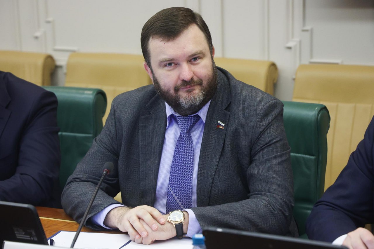 Сегодня на заседании Комитета СФ по экономической политике докладывал по законопроекту 1052810 8 о продлении сроков действия ряда временных норм направленных на интеграцию воссоединенных субъектов в экономическую финансовую и правовую системы Российской Федерации В частности речь идет о нормах касающихся замещения государственных и муниципальных должностей применения уголовного уголовно процессуального и уголовно исполнительного законодательства Российской Федерации осуществления определенного вида деятельности без получения предусмотренной законодательством лицензии отношений в сфере охраны окружающей среды обращения с отходами производства и потребления лесных отношений отношений в сфере ТЭК Кроме того что очень важно для наших территорий ПФЗ предлагает установить право публичной собственности на жилые помещения имеющие признаки бесхозяйного имущества определение условий предоставления передачи таких жилых помещений лицам проживающим на территориях воссоединенных субъектов указание условий и порядка соответствующей компенсации гражданам Российской Федерации утратившим право собственности на такие жилые помещения а также условия и порядок передачи гражданам в собственность такого или иного равнозначного жилого помещения свободного от прав третьих лиц право государственной собственности на объекты имущества которые могут находиться исключительно в федеральной собственности автомобильные дороги общего пользования объекты производственно технологического комплекса и инфраструктуры железнодорожного транспорта общего пользования объекты инфраструктуры воздушного транспорта гидротехнические сооружения и иные объекты