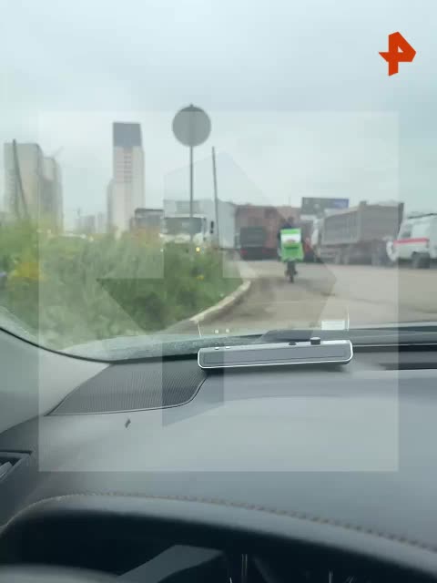 В Подмосковье велокурьер заметен с ребенком в сумке