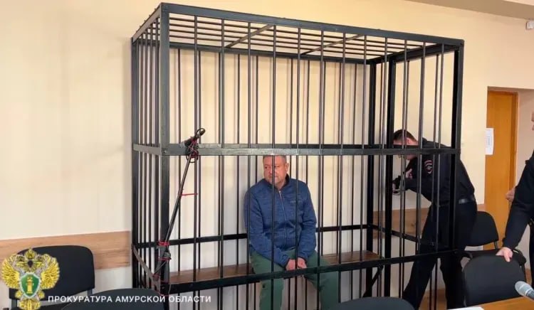‼ Владельца хостела в Благовещенске, где в пожаре погибли пять человек, осудили на 6 лет  Суд признал мужчину виновным в оказании услуг, не отвечающих требованиям безопасности, и приговорил к реальному сроку. Он будет отбывать наказание в колонии общего режима.  Прокуратура Амурской области сообщает, что мужчина 1966 года рождения, являющийся фигурантом дела, в нежилом помещении организовал 12 отдельных комнат, которые сдавал в аренду. В помещениях при этом не было системы обеспечения пожарной безопасности. Ночью 13 марта там произошел пожар из-за аварийного режима работы электрооборудования. Погибли пять человек, трое получили травмы.    Владельца незаконной "гостиницы" Благовещенский городской суд признал виновным по части 3 статьи 238 УК РФ. Мужчине назначили наказание в виде 6 лет лишения свободы с отбыванием наказания в исправительной колонии общего режима. Также он в течение двух лет не имеет права заниматься деятельностью, связанной с организацией и функционированием мест, предназначенных для постоянного проживания людей.  Прокуратура города поддержала государственное обвинение по уголовному делу.   ТЕЛЕПОРТ.РФ – здесь все об Амурской области  Написать нам