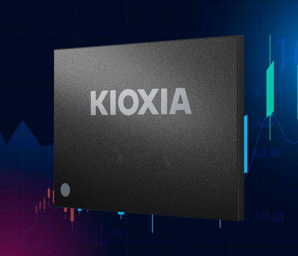 Apple согласилась на условия Kioxia по удвоению цен на память NAND Jukan Как сообщает надежный инсайдер Jukan корпорация Apple была вынуждена пойти на сделку с Kioxia предусматривающую удвоение цен на поставки памяти NAND уже со следующего квартала Кроме того стоимость чипов будет корректироваться ежеквартально это предусматривается контрактом