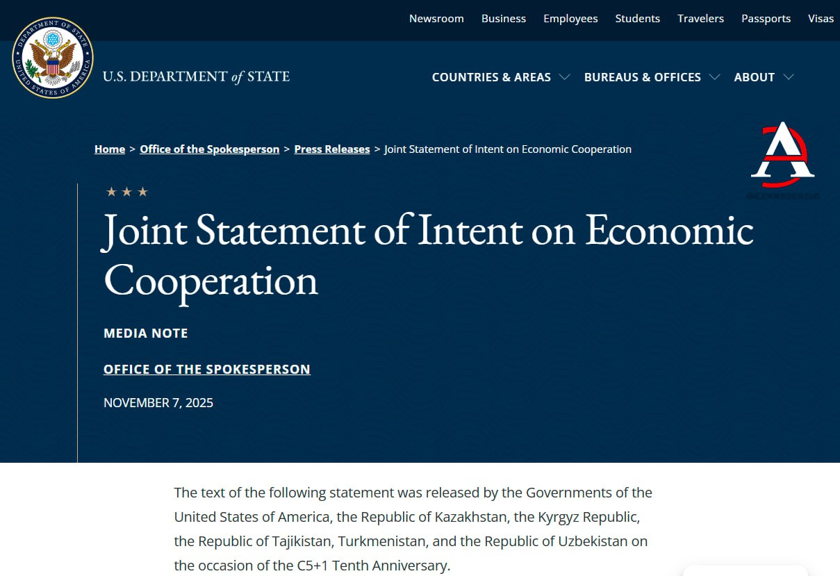 США и Центральная Азия согласовали новую экономическую повестку C5 1 На десятилетии дипломатической платформы C5 1 США Казахстан Кыргызстан Таджикистан Туркменистан и Узбекистан приняли совместное заявление о намерениях по развитию экономического сотрудничества Страны договорились активизировать торговлю инвестиции и технологическое взаимодействие ставя целью укрепление суверенитета и устойчивого роста региона Особое внимание уделено созданию благоприятной бизнес среды В планах упростить регулирование развивать малый и средний бизнес поощрять совместные предприятия и обеспечить прозрачное разрешение коммерческих споров Страны намерены поддерживать стандарты качества развитие IT стартапов венчурных проектов и справедливых конкурентных условий В 2026 году в Бишкеке пройдёт Форум B5 1 который станет ключевой площадкой для углубления партнёрства Центральной Азии и США Отдельный блок посвящён энергетике и критическим минералам Участники договорились содействовать инвестициям в добычу и переработку редкоземельных элементов а также развивать гражданскую ядерную энергетику при поддержке МАГАТЭ США и страны региона будут продвигать проекты в области гидроэнергетики туризма сельского хозяйства IT и электронной коммерции Значительная часть соглашения касается цифрового развития C5 1 намерены внедрять технологии 5G и 6G развивать искусственный интеллект цифровые госуслуги кибербезопасность и умные города В планах академические обмены и совместные исследования в области машинного обучения робототехники и анализа данных Отдельно подчёркнута важность развития Транскаспийского торгового маршрута который должен стать ключевым звеном для транспортировки грузов энергии и данных Страны будут работать над унификацией таможенных процедур расширением авиасообщения и обменом специалистами для профессиональной подготовки в технологических и сырьевых отраслях Центральная Азия США C5 1 ExpressAsia