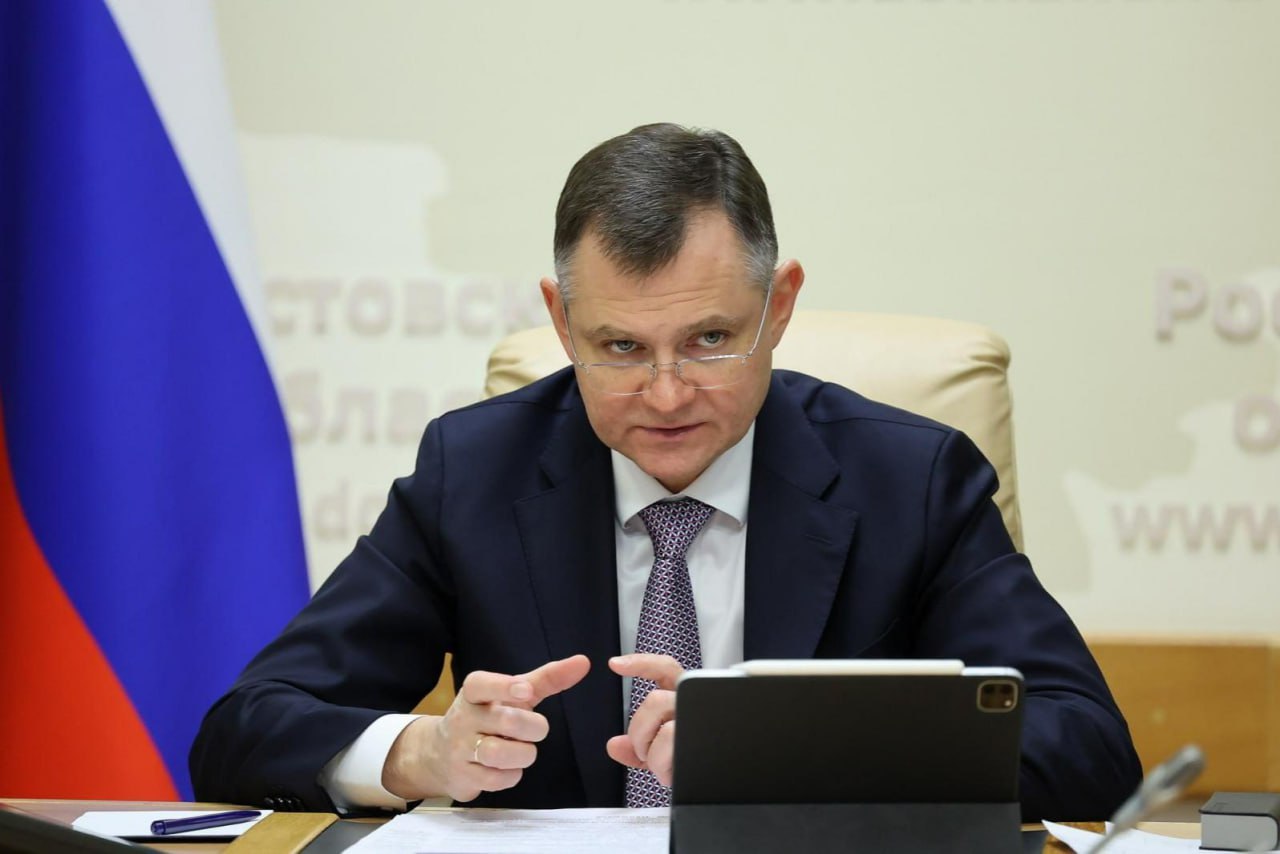Слюсарь: В Ростовской области введут ограничительные меры против китайских компаний Власти Ростовской области намерены ввести протекционистские меры в отношении продукции из Китая. Об этом заявил врио губернатора Юрий Слюсарь. Меры по защите донских производителей обсуждались на совещании в правительстве региона. «Сейчас на рынке присутствует жесткая конкуренция, особенно со стороны иностранных государств, в частности – Китая. Нам важно не просто сохранить позиции наших предприятий на рынке, а еще и развивать производства. Чтобы, например, Новочеркасский электродный завод выходил на прибыль и вносил свой вклад в развитие российской промышленности», – сказал руководитель региона. Юрий Слюсарь дал поручение профильным министерствам вместе с федеральными минпромторгом и минэкономразвития проработать вопрос введения ограничительных, антидемпинговых мер для китайских производителей. Об этом он написал в своем телеграм-канале. Отдельно затронули проблему с тарифами. «Донской производитель кормов для домашних животных сталкивается с высокими расходами из-за дорогих тарифов на воду. Компании становится невыгодно работать в регионе. А это – рабочие места и налоги в бюджет. Необходимо в кратчайшие сроки пересмотреть тарифы и создать нормальные условия для инвесторов», – отметил врио губернатора. Подписаться на "Новости Ростова" Прислать новость
