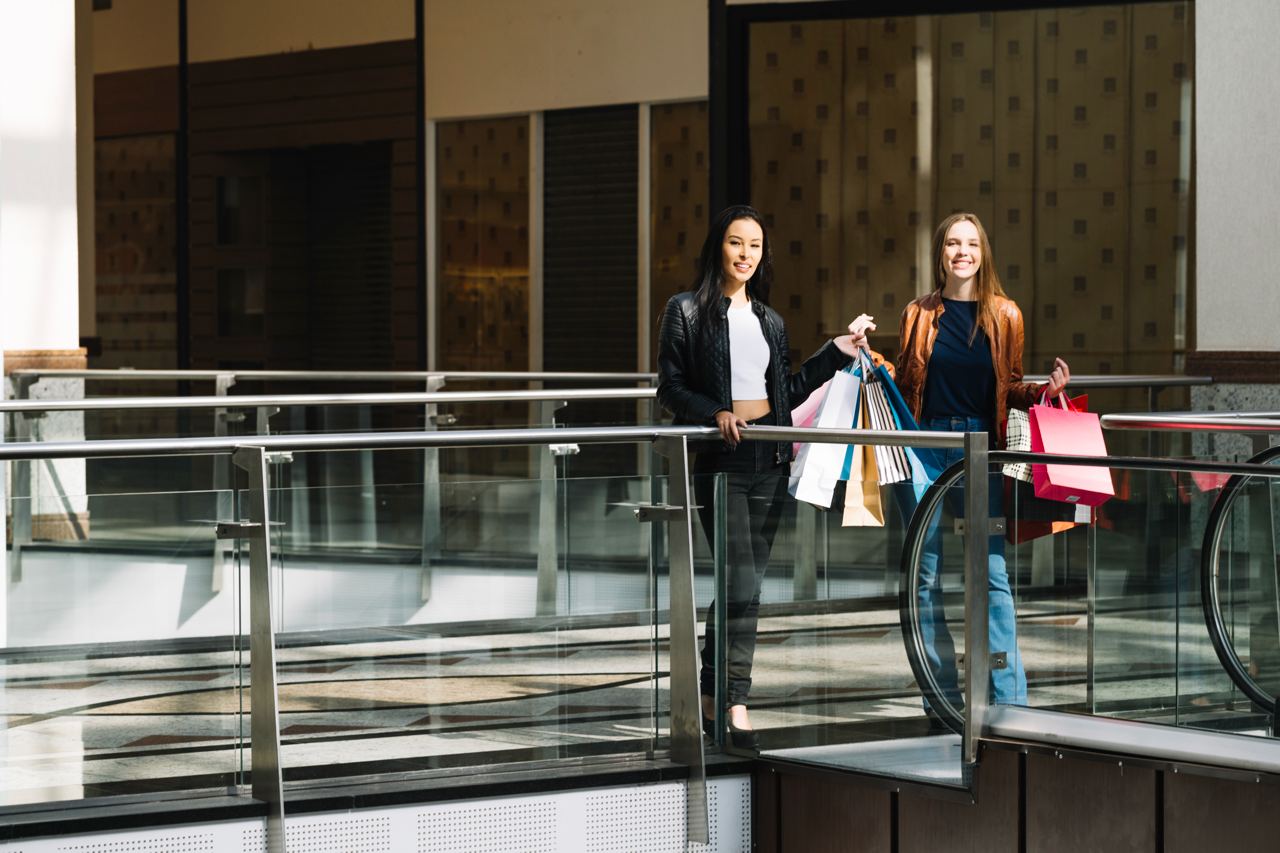 Кубань станет лидером по вводу торговых центров в ЮФО в 2026 году Три из четырех новых торговых центров анонсированных к вводу в ЮФО на 2026 год введут в Краснодарском крае Суммарная площадь новых точек на Кубани достигнет 60 тысяч кв метров   Aqua Mall площадью 27 5 тысяч кв метров построят в Новороссийске  торговый центр Мир площадью 25 6 тысяч кв метров появится в Краснодаре  в Сочи анонсирован объект на 7 тысяч кв метров Стройка Freepik