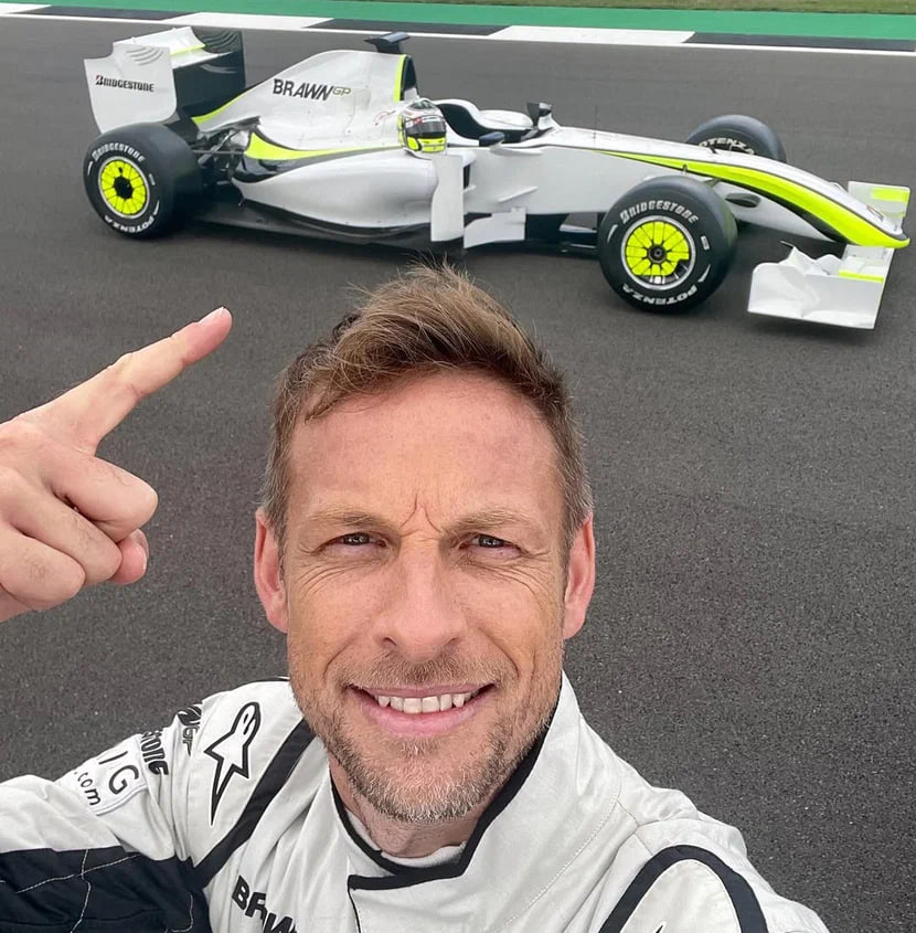 Экс чемпион Формулы 1 Дженсон Баттон объявил о завершении карьеры Финальной гонкой британца станут 8 часов Бахрейна которые состоятся во второй уик энд ноября Родившийся в 1980 году Баттон начал свою карьеру пилота ещё в восемь лет в картинге За руль болида Формулы 1 он впервые сел в 2000 году и участвовал в чемпионате до 2016 года На счету гонщика 306 Гран при и 50 подиумов После этого Дженсон Баттон пробовал свои силы в самых разных гоночных сериях включая NASCAR IMSA и SuperGT где в 2018 году стал чемпионом Завершает он карьеру в составе Team Jota в мировом чемпионате по гонкам на выносливость Баттон планирует посвятить время своей семье и хобби классическим автомобилям Назовёте любимых гонщиков Формулы 1 Давайте посмотрим чьи имена соберут больше всего лайков в комментариях Журнал Авто ру online