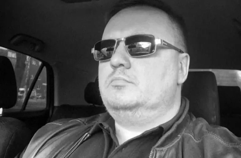 Житель Челябинской области осужден за призывы к терроризму и преступлениям против силовиков Житель Челябинской области осужден на шесть лет за публичные призывы к терроризму и совершению преступлений в отношении силовиков. Обвинительный приговор южноуральцу 1979 года рождения вынес Центральный окружной военный суд Екатеринбурга, признав его виновным по части второй статьи 205.2 и части второй статьи 280 УК РФ. Отбывать наказание виновный будет в исправительной колонии общего режима. Кроме того, окружной суд на два с половиной года лишил виновного права администрировать сайты. Отметим, в октябре 2024 года силовики реализовали комплекс оперативно-разыскных мероприятий, установив, что данный сторонник радикальных взглядов разместил в публичном доступе в сети Интернет комментарии, в которых содержались призывы к осуществлению террористической деятельности и совершению противоправных действий в отношении представителей правоохранительных органов. URALPRESS.RU