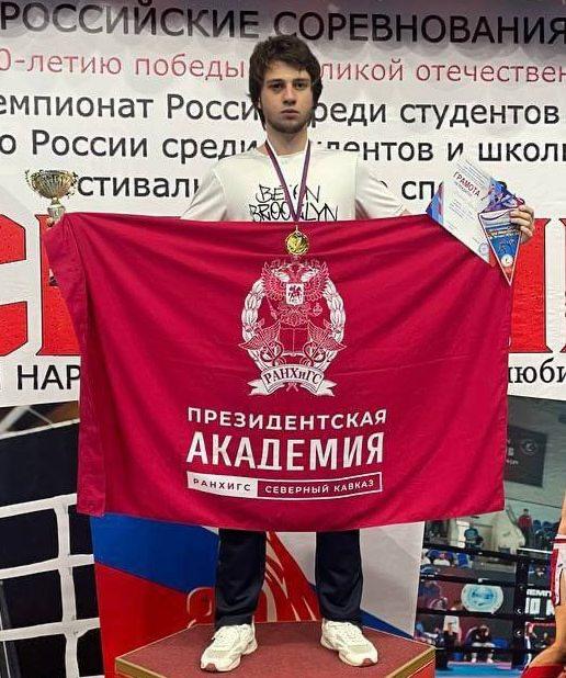 Студент Президентской Академии – победитель чемпионата России по кикбоксингу  В городе Нальчике Прошел чемпионат России по кикбоксингу  Руководитель сектора Боевых искусств Северо-Кавказского института Президентской академии Мухамед Мамбетов завоевал золотую медаль в весовой категории до 91 кг  фулл-контакт   #Академия_ВсяРоссия  #Академия_Пятигорск