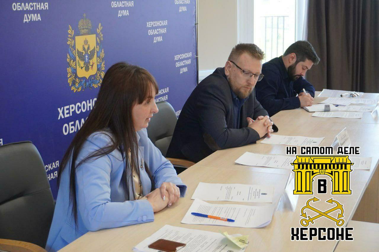 В Херсонской области планируется открытие отделения Российского союза боевых искусств. Исполняющая обязанности министра спорта Херсонской области вместе с депутатами областной думы и представителями спортивных федераций провели встречу, на которой обсудили вопросы улучшения спортивной инфраструктуры. Заседание комиссии курировал Владимир Лебедкин. «Многие спортивные секции вынуждены располагаться в помещениях, которые не соответствуют требованиям для занятий спортом. В числе первостепенных задач – решение этой проблемы в ближайшем будущем», – отметила временно исполняющая обязанности министра спорта, Елена Кириллова. В настоящее время в Геническе и Скадовске уже завершено строительство или находится на финальной стадии пять крупных спортивных комплексов, отвечающих всем современным стандартам. ПОДПИСАТЬСЯ Чат Бот Дзен
