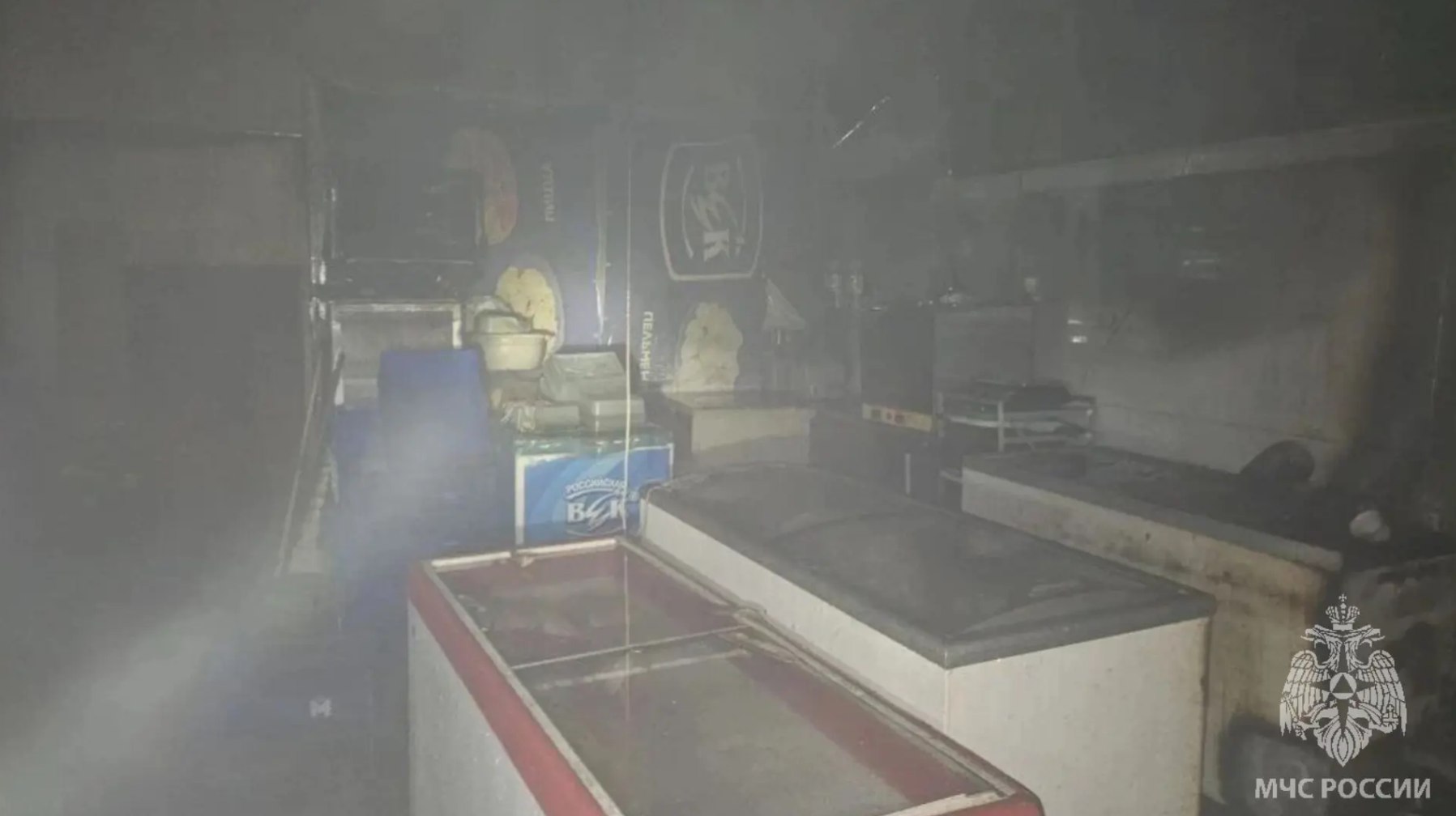 Короткое замыкание электропроводки могло стать причиной пожара в продуктовом магазине Торговая точка загорелась сегодня рано утром в Семикаракорске на пр Закруткина сообщает МЧС Ростовской области Когда вспыхнуло пламя внутри помещения никого не было Огонь охватил 10 кв м но его быстро потушили прибывшие на место пожарные расчеты Обстоятельства ЧП установят специалисты подчеркнули в ведомстве Фото МЧС РО Вести Дон Telegram MАX