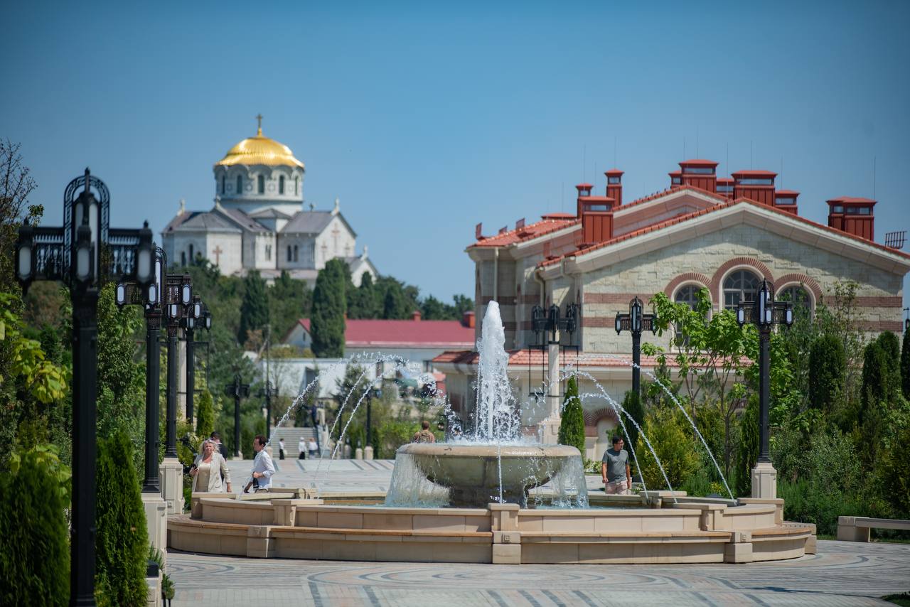 Новый Херсонес в Севастополе меняет режим работы на зимний Музейно храмовой комплекс Новый Херсонес переходит на зимний график работы С 1 ноября посетители смогут посещать объект ежедневно с 9 00 до 22 00 при этом вход на территорию будет разрешен до 21 00 Также напоминаем об изменении графиков работы Музея Христианства и Музея Крыма и Новороссии Оба музея работают с 10 00 до 20 00 вход возможен до 19 00 понедельник технический день сообщает пресс служба комплекса Фото Telegram канал Нового Херсонеса VK Крым 24 MAX