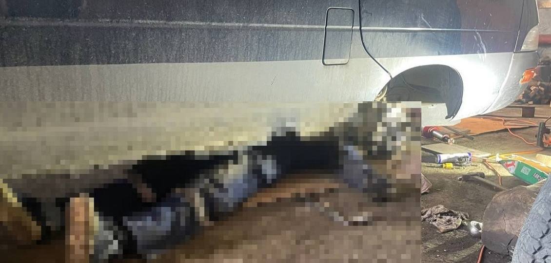 Смерть под автомобилем: в Палане 53-летний дорожный рабочий погиб во время ремонта микроавтобуса. Мужчина поднял машину домкратом и залез под неё, но авто сорвалось с деревянных опор и придавило его. От полученных травм он скончался на месте. Подписаться Предложка Чат